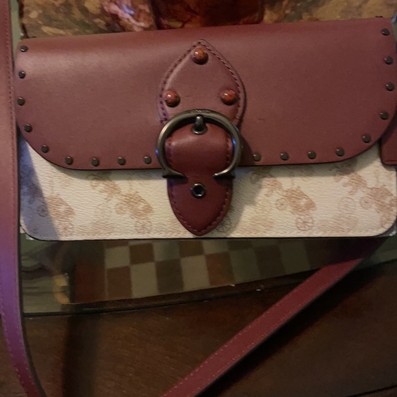 Brand new coach crossbody nice Christmas gift. Leather material nicely made. - Picture 3 of 13